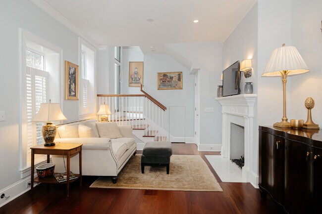 Foto del edificio - Spacious 1-Bedroom Fully Furnished Townhome in Historic Charleston!