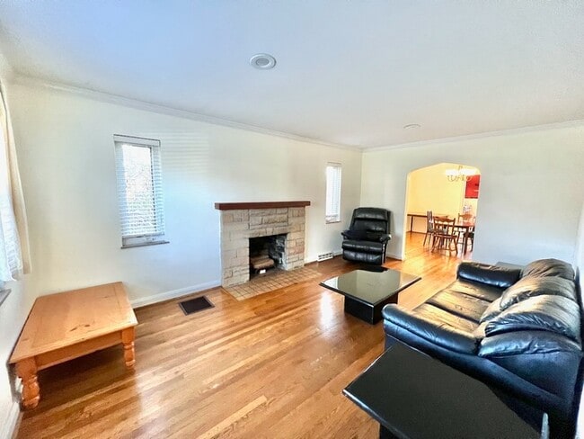 Building Photo - Up to 4 bedrooms in this Silverton Home!