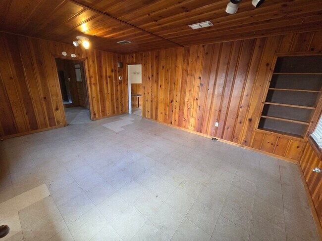 Foto del edificio - 3 Bedroom 1950's Home with Large Fenced Yard Available 1/12/26