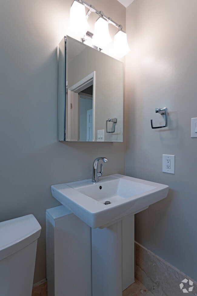 1BR, 1BA - 700 SF - 12222-12226 Ohio Ave