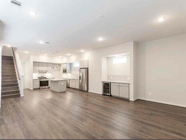 Foto del edificio - 5823 Fairdale Ln