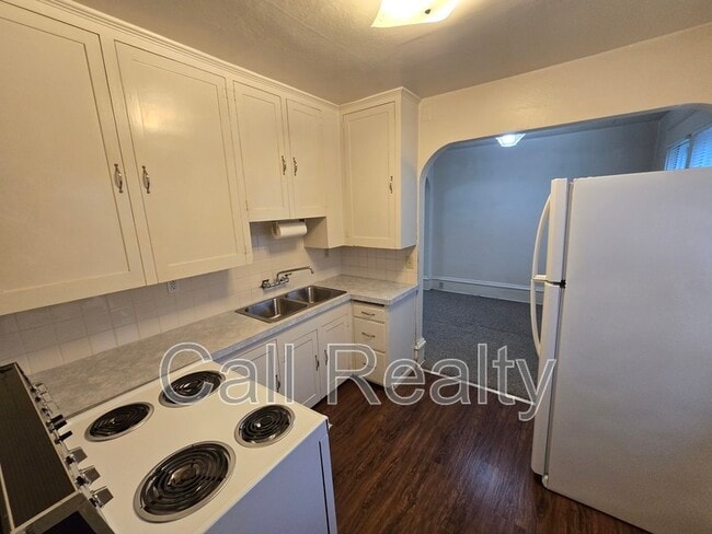 Building Photo - 1028 E Mission Ave