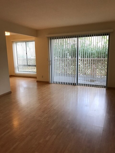Foto del edificio - 480 N Civic Dr