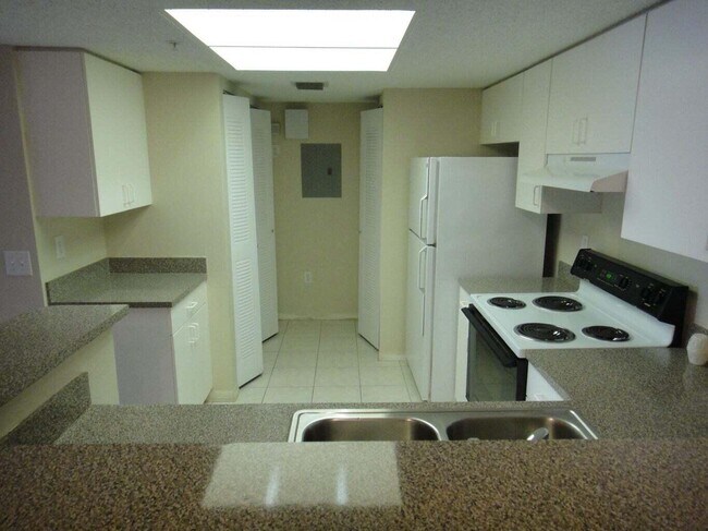 Foto del edificio - 8891 Okeechobee Blvd