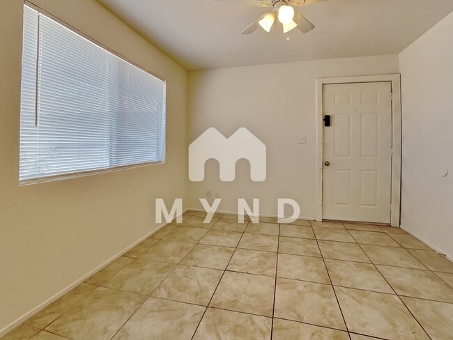 Building Photo - 1702 E Cambridge Ave