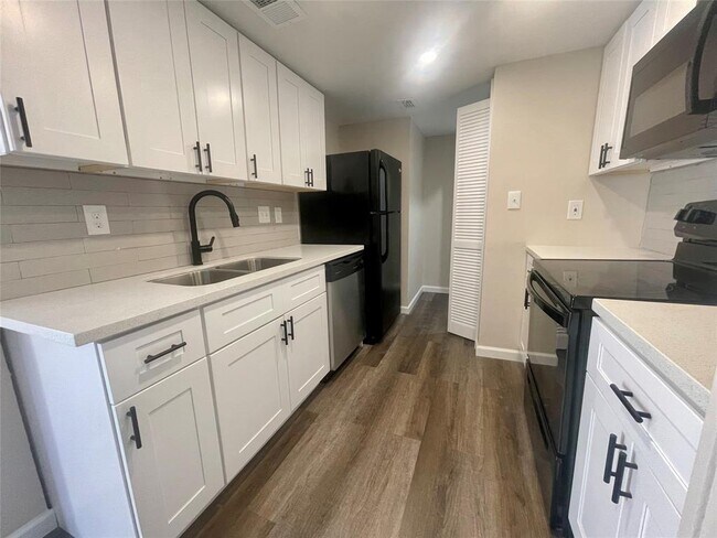Building Photo - 5636 Birchmont Dr