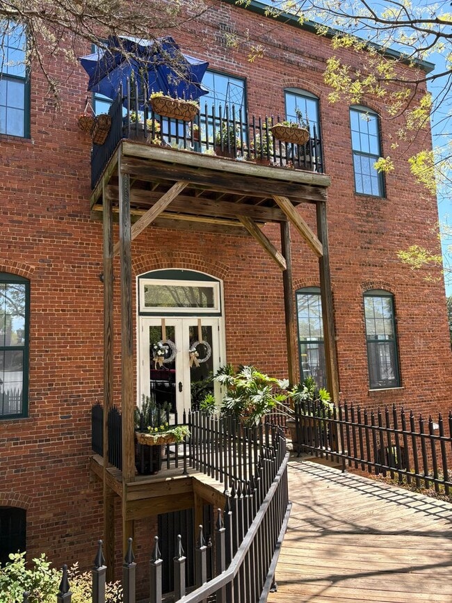 Building Photo - 102 Russell St