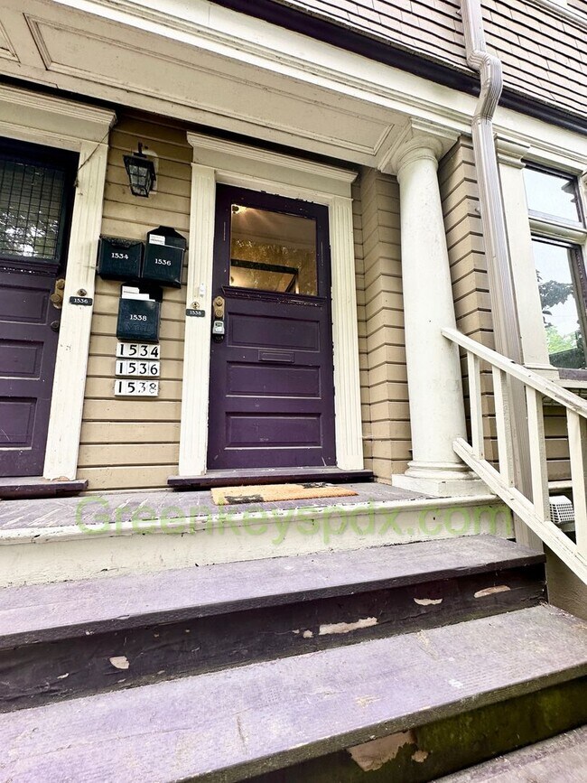 Building Photo - Huge Gorgeous 5 Bedroom 4 Bath Unit in SW ...