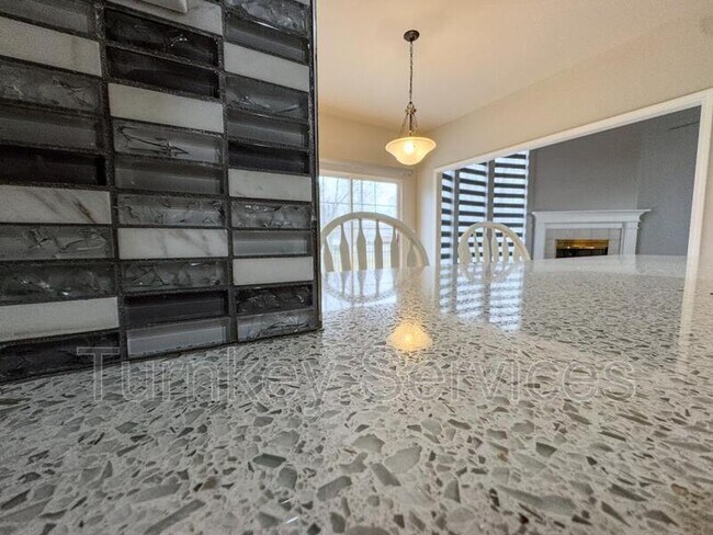 Foto del edificio - 717 Villa Plaza