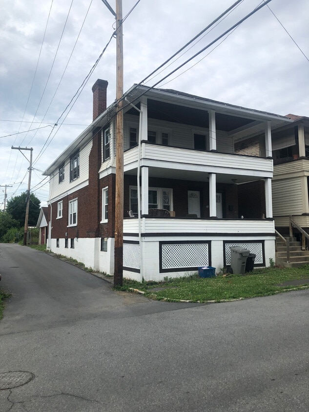 871 26th St Unit Second Floor, Altoona, PA 16601 Apartments in Altoona, PA