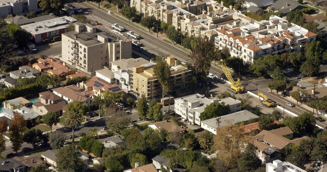 Foto aérea - 12602 Moorpark St