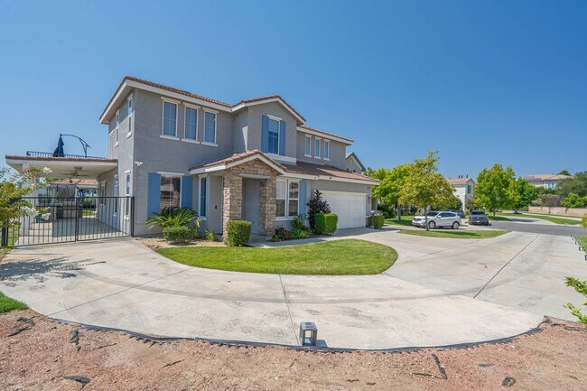 Foto del edificio - Spectacular 5-Bedroom Home with Pool, RV P...