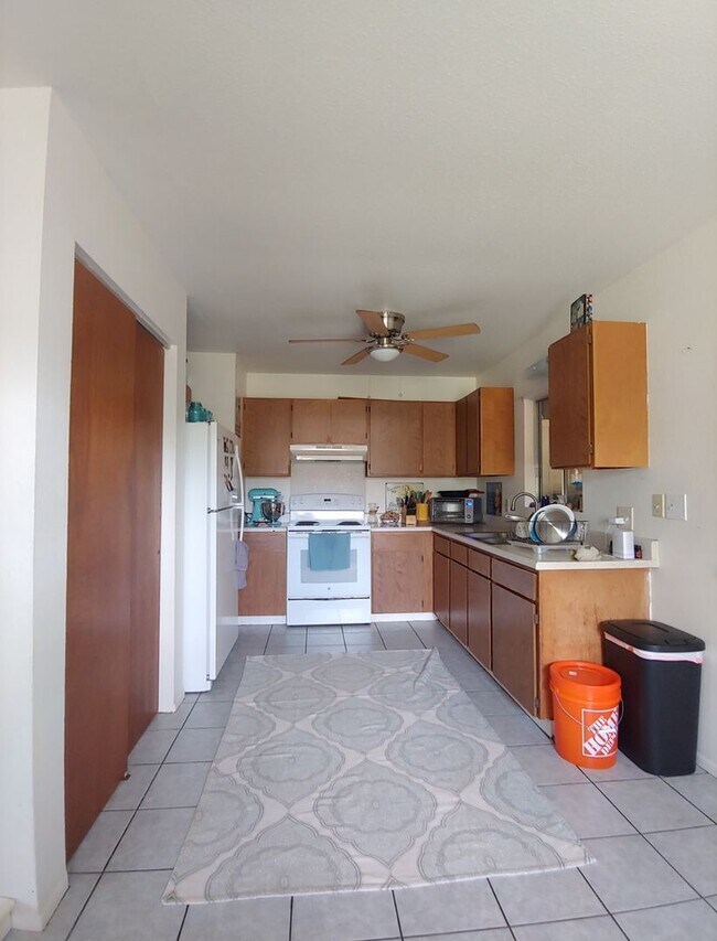 Foto del edificio - Kekaha 3 bed 1.5 bath single-family home