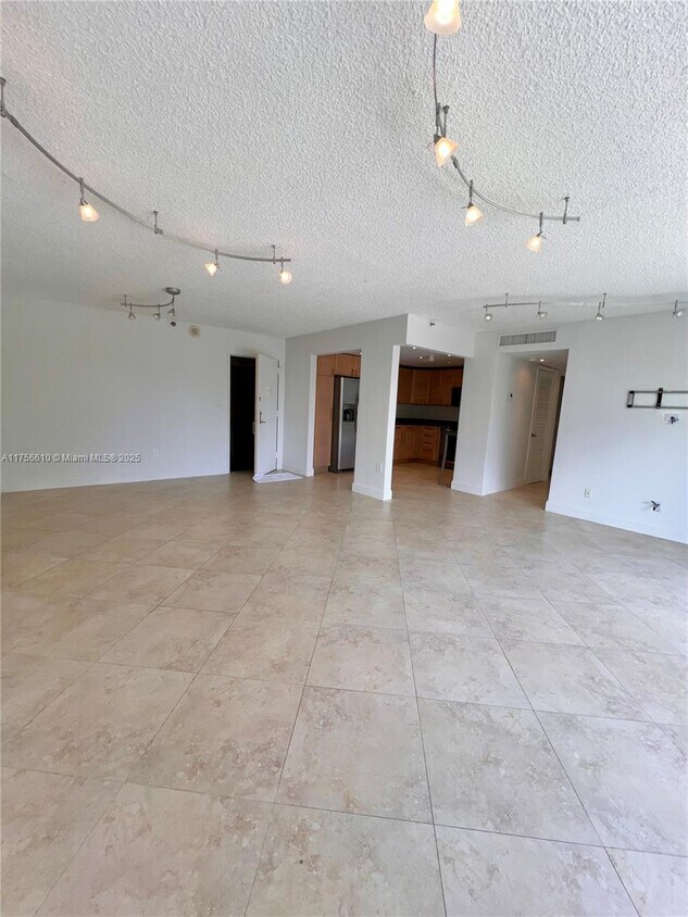 Foto del edificio - 17600 N Bay Rd