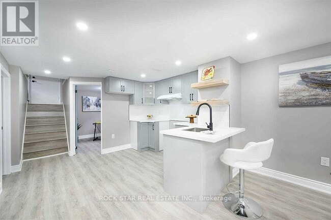 Building Photo - 919 Brucedale Ave E