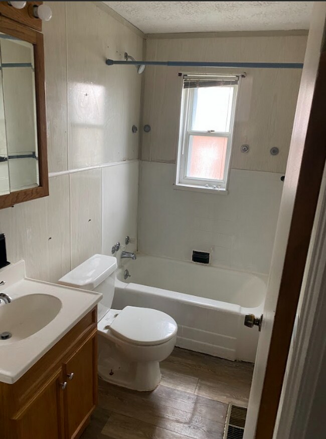 Foto del edificio - Great 4 bed 2 bath near UD and Dayton central...with garage & AC with laundry hook ups!