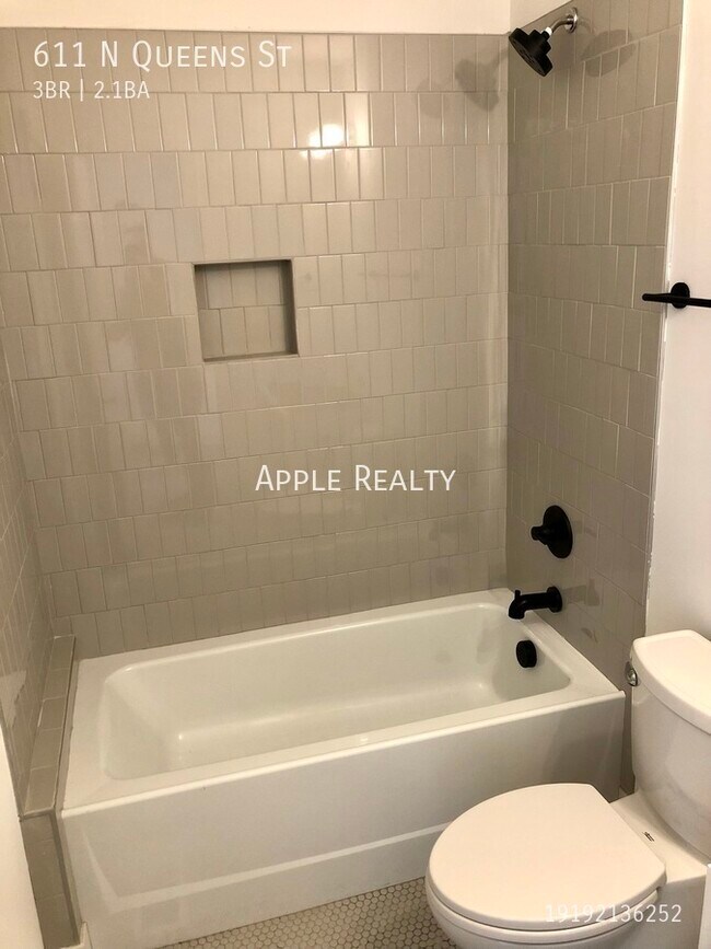 Building Photo - 611 N Queens St Townhome - Available Augus...
