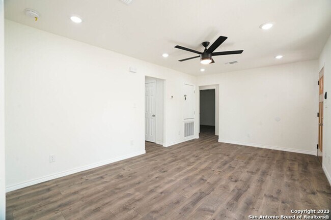 Foto del edificio - Modern 4BR Retreat with Gourmet Kitchen & Spacious Backyard Oasis