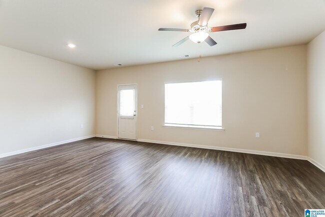 Building Photo - 615 Clover Cir