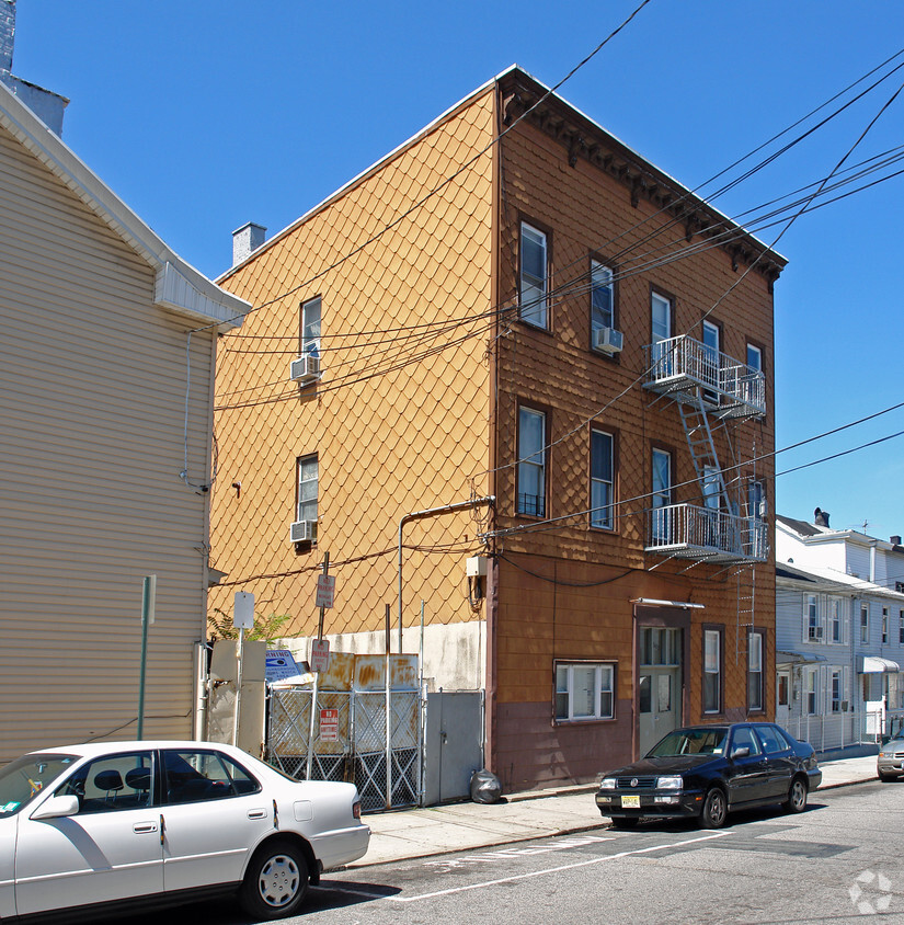 Primary Photo - 505 8th St