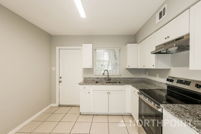 Foto del edificio - 3 BR/1BA | Newly Renovated Single Family Home | 1-Car Covered Parking | Gated backyard