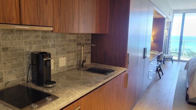 Foto del edificio - Highly Desirable STUDIO/1-Bath unit Long-T...