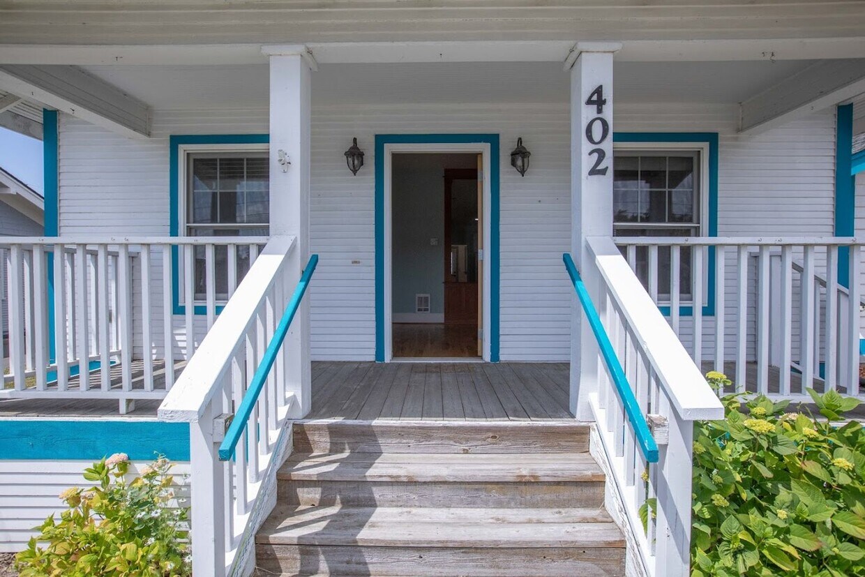 Primary Photo - Move-In Now and Enjoy Summertime in Coupev...