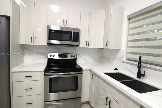 Foto del edificio - 16223 Emerald Cove Rd