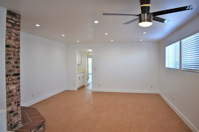 Building Photo - 782 W 20th St