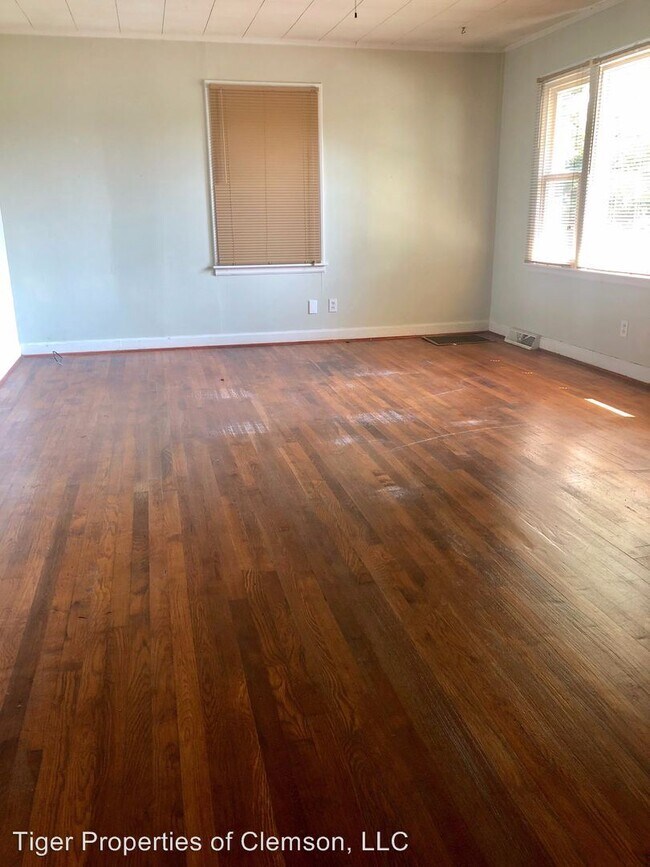 Foto del edificio - 3 br, 1.5 bath Room For Rent - 129 Freedom Dr