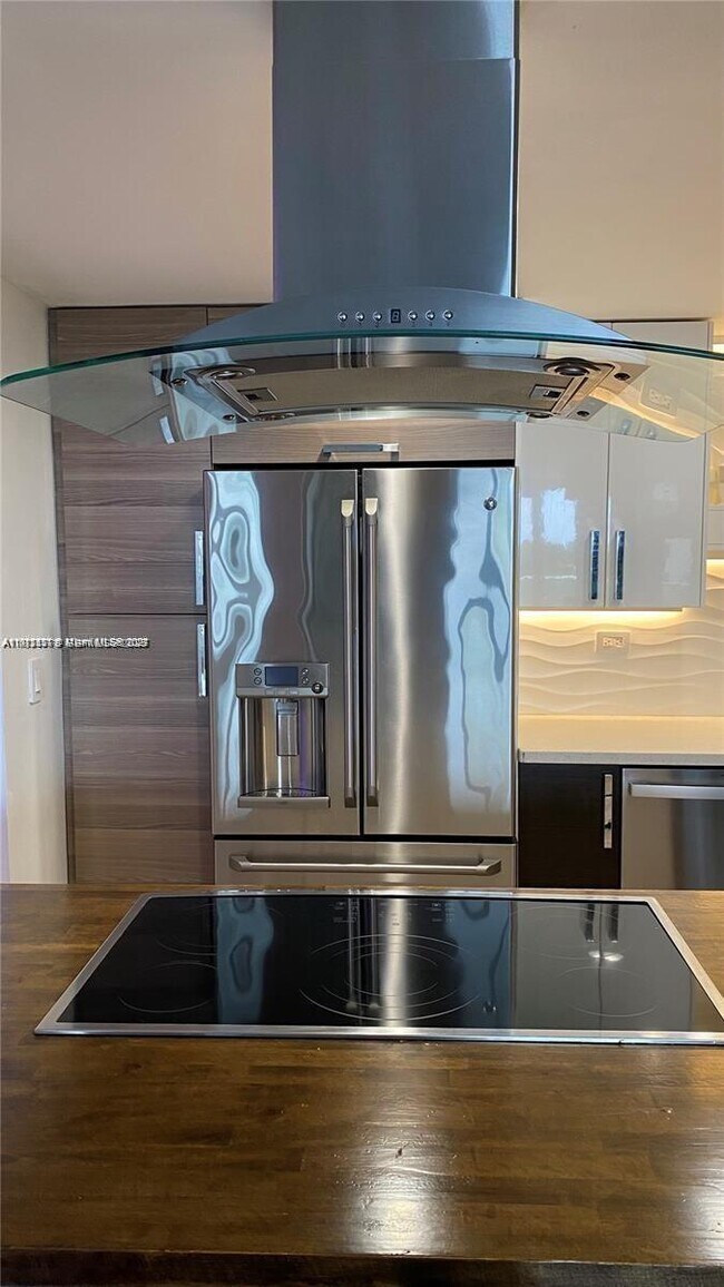 Foto del edificio - 19390 Collins Ave