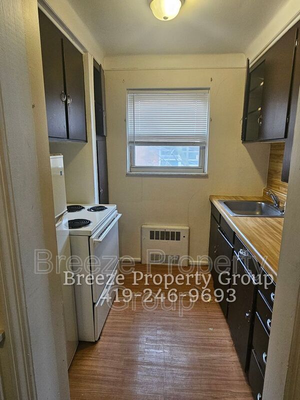 Foto del edificio - 2445 W Bancroft St