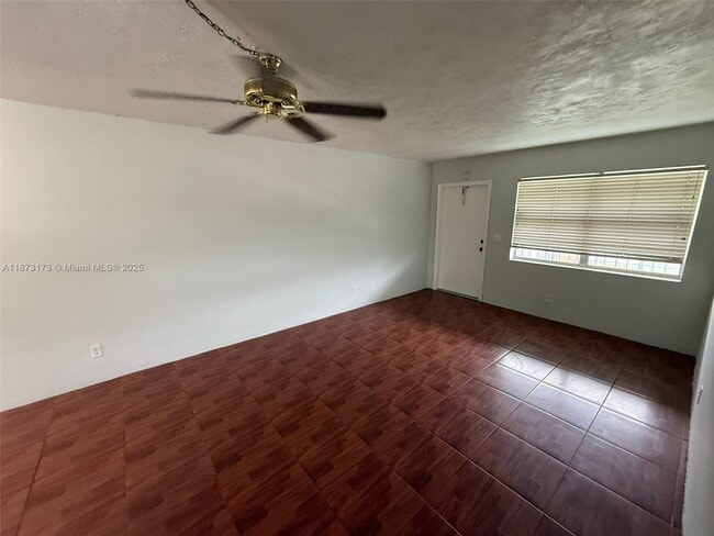 Foto del edificio - 7401 Pines Blvd