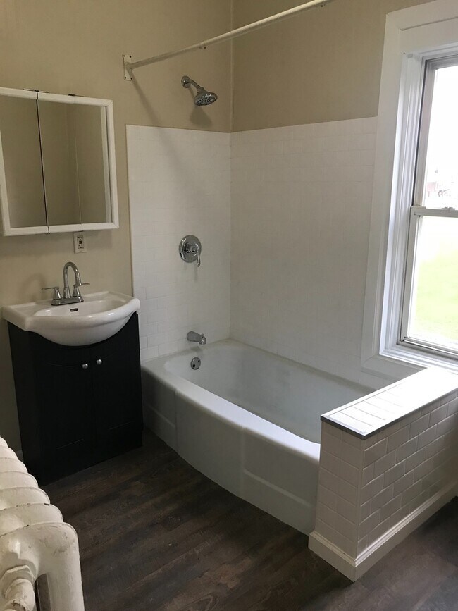 Foto del edificio - Awesome 3 Bedroom 1 bath duplex!