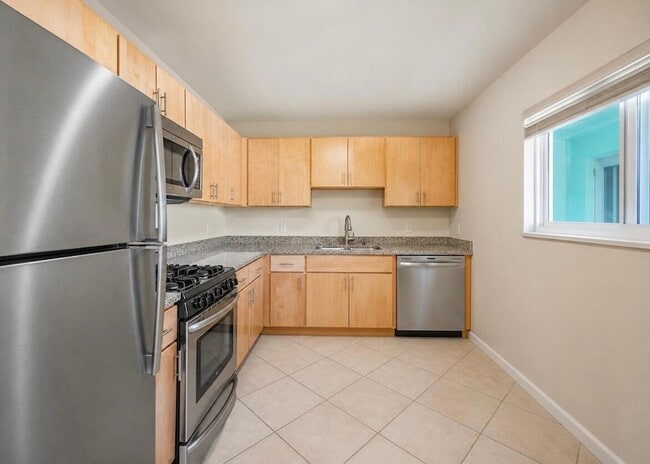 Building Photo - 421 S Lakeside Dr