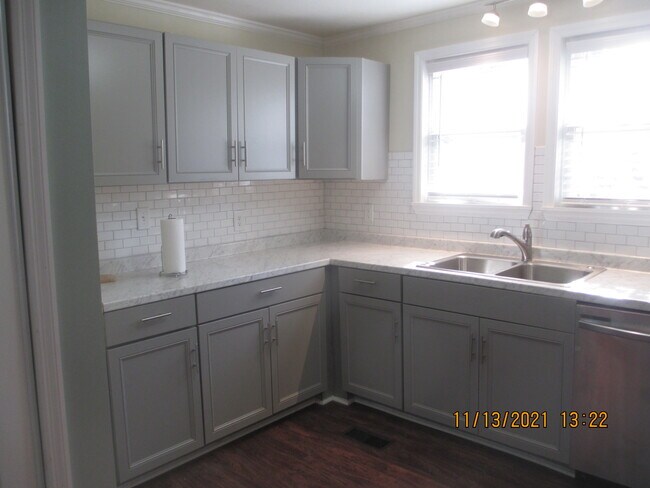 Building Photo - 806 Crawford Ave