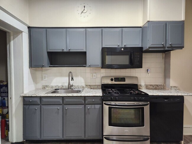 Foto del edificio - REDUCED & READY -- Renovated 3 + 1.5Ba --