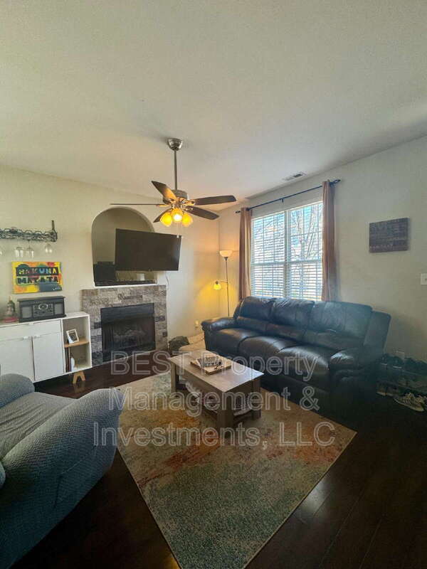 Foto del edificio - 8130 Kings Creek Dr