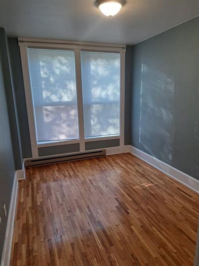 Building Photo - L986