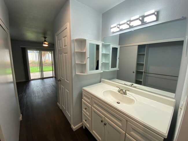 Building Photo - Two Bedroom Maili Kai Home
