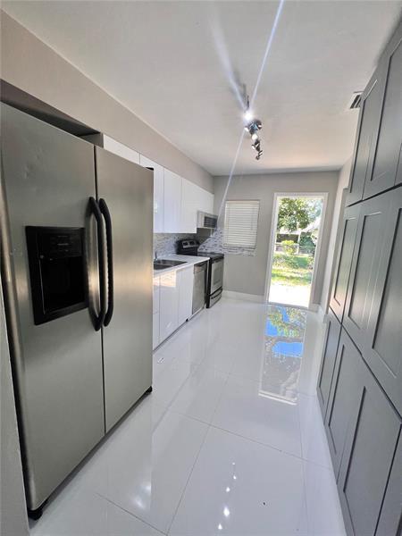 Building Photo - 5655 NE 5th Ter