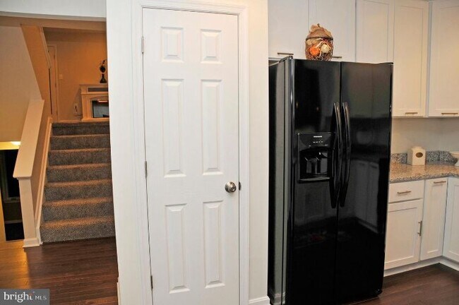 Building Photo - 5565 Suffield Ct