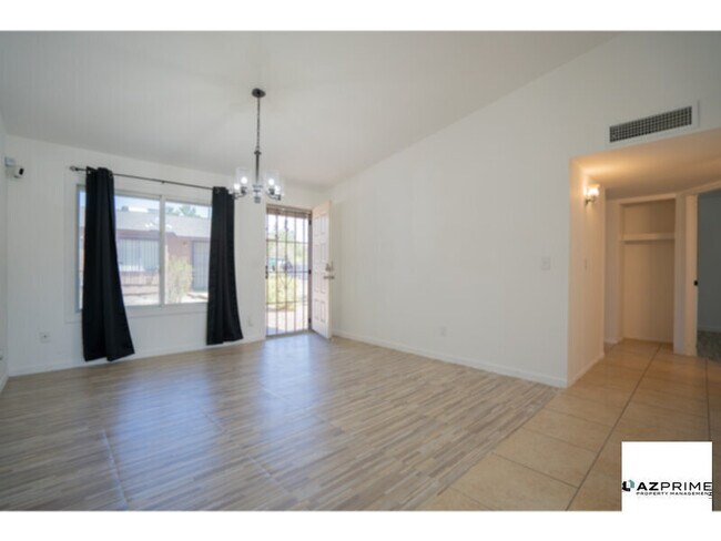 Building Photo - Stylish 2/1 Townhouse in Cypress Garden - ...