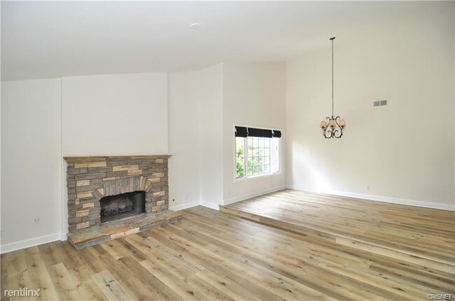 Building Photo - 4 br, 2 bath House - 5733 Middle Crest Dr