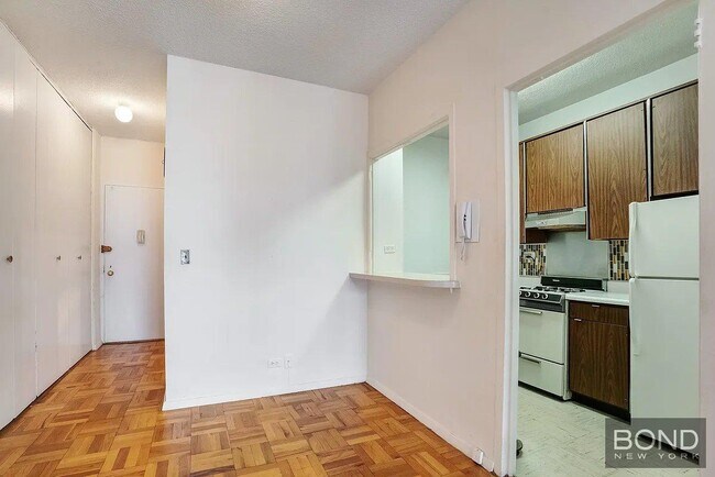 Foto del edificio - 60 E 8th St