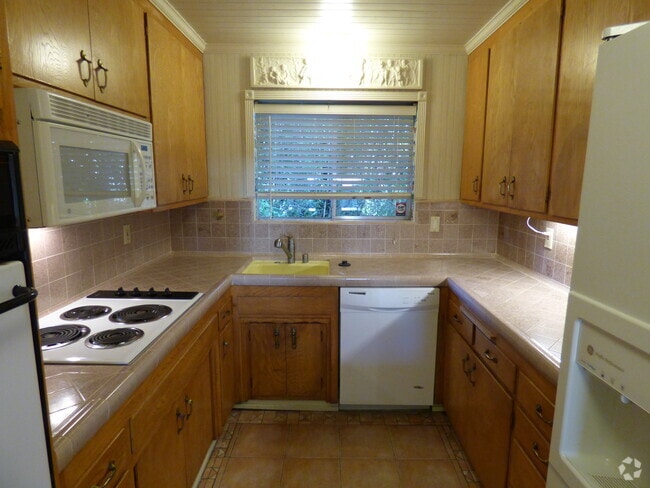 Building Photo - 6016 S Land Park Dr