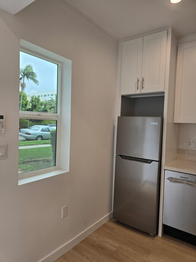 Building Photo - 3721 Mentone Ave