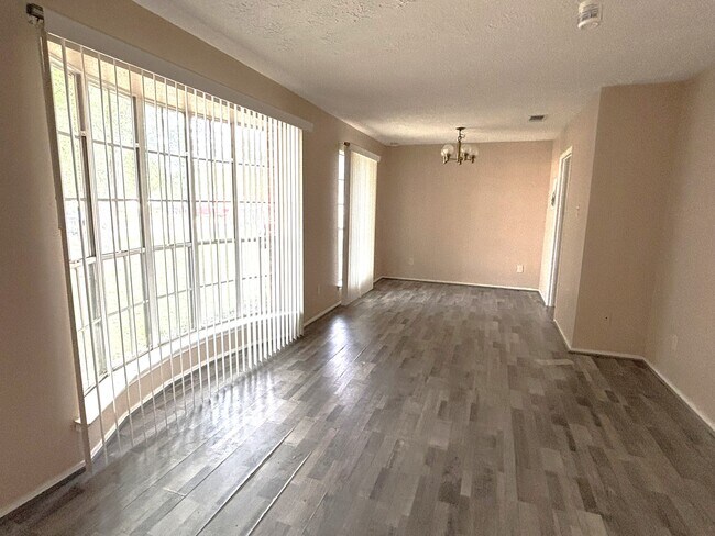Foto del edificio - 17323 Camberwell Green Ln