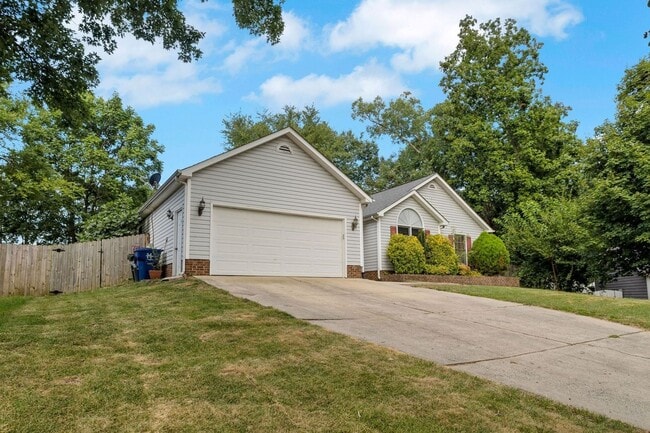 Building Photo - Charming 3BR Ranch in Huntersville- Huge Y...