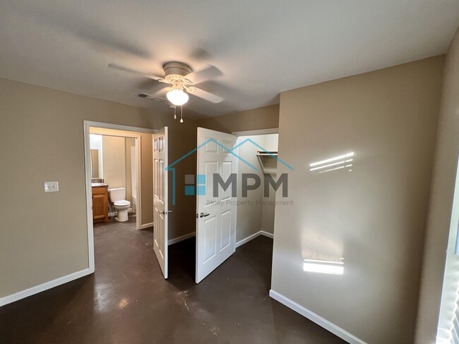 Building Photo - 111 Falcon Dr